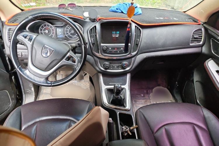 Used Baojun 560 2015 1.8L manual luxury version Center Console