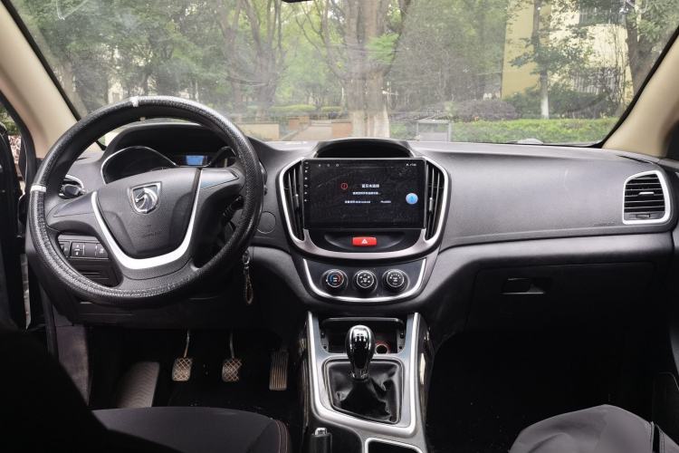 Used Baojun 560 2015 1.8L manual Comfort trim level Center Console
