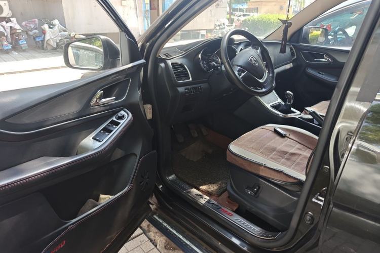 Used Baojun 560 2015 1.8L manual luxury version Driver Seat