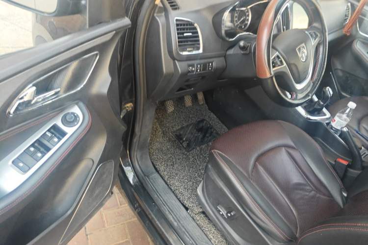 Used Baojun 560 2015 1.8L manual luxury version Driver Seat