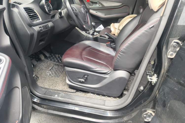 Used Baojun 560 2015 1.8L manual luxury version Driver Seat