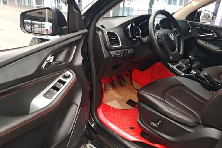 Used Baojun 560 2015 1.8L manual luxury version Driver Seat