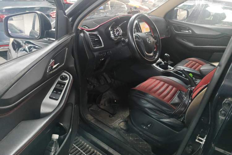 Used Baojun 560 2015 1.8L manual luxury version Driver Seat