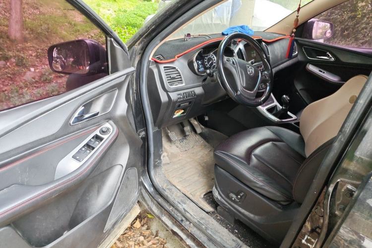 Used Baojun 560 2015 1.8L manual luxury version Driver Seat