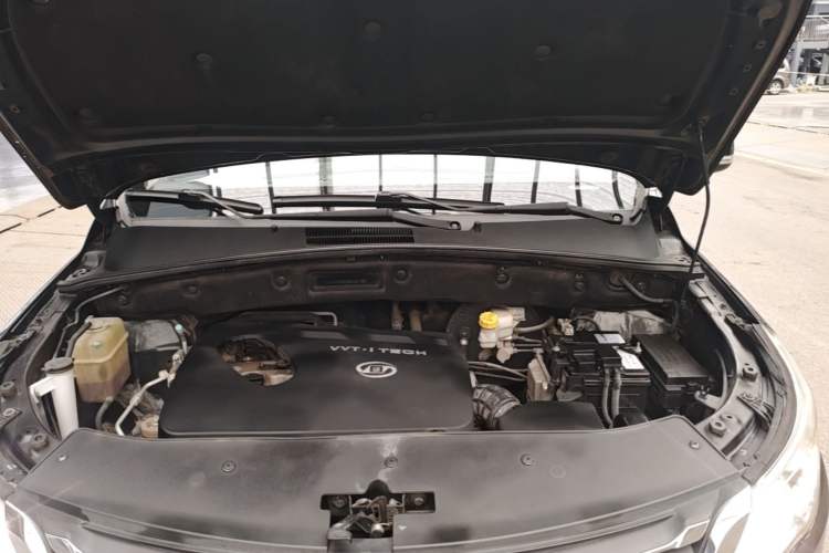 Used Baojun 560 2015 1.8L manual luxury version Engine Bay