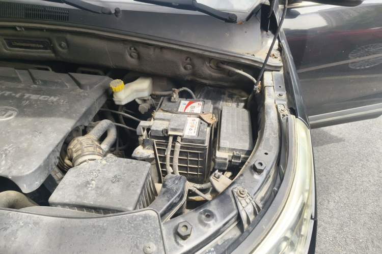 Used Baojun 560 2015 1.8L manual luxury version Engine Bay Left