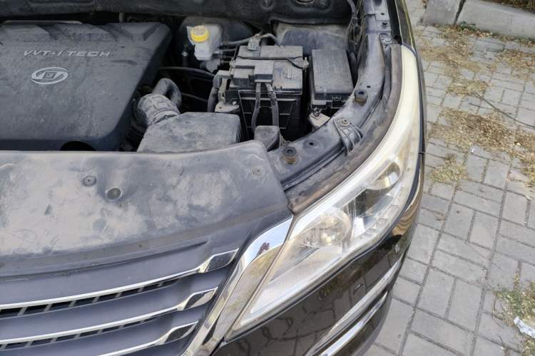 Used Baojun 560 2015 1.8L manual luxury version Engine Bay Left