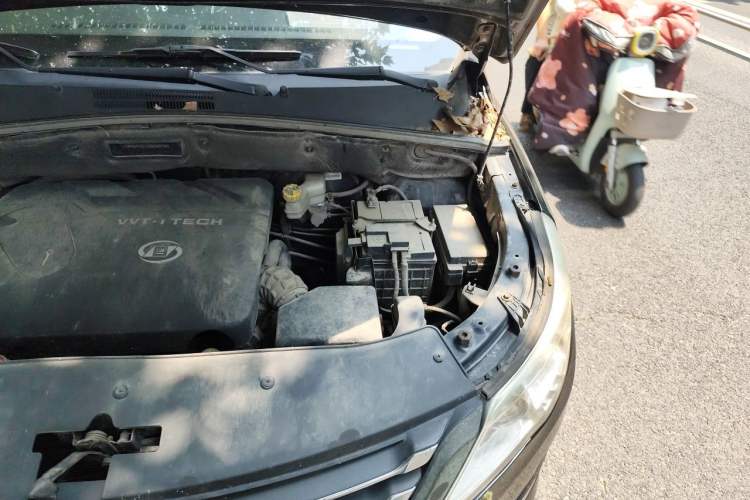 Used Baojun 560 2015 1.8L Manual Elite Edition Engine Bay Left