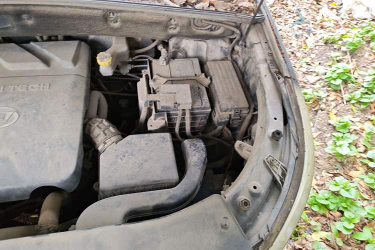 Used Baojun 560 2015 1.8L manual luxury version Engine Bay Left