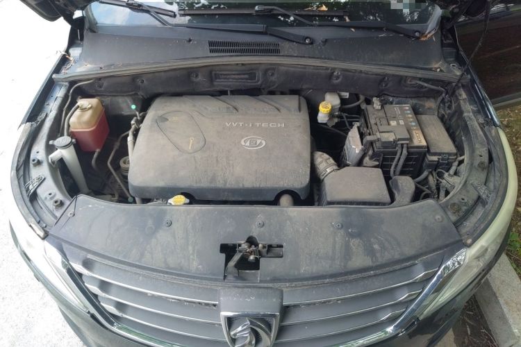 Used Baojun 560 2015 1.8L manual luxury version Engine Bay