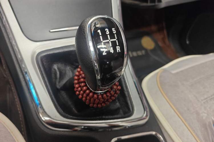 Used Baojun 560 2015 1.8L manual luxury version Gear Lever
