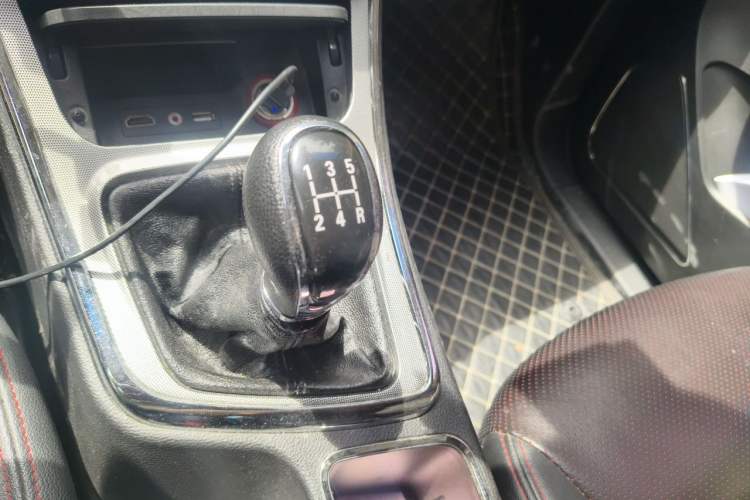 Used Baojun 560 2015 1.8L manual luxury version Gear Lever