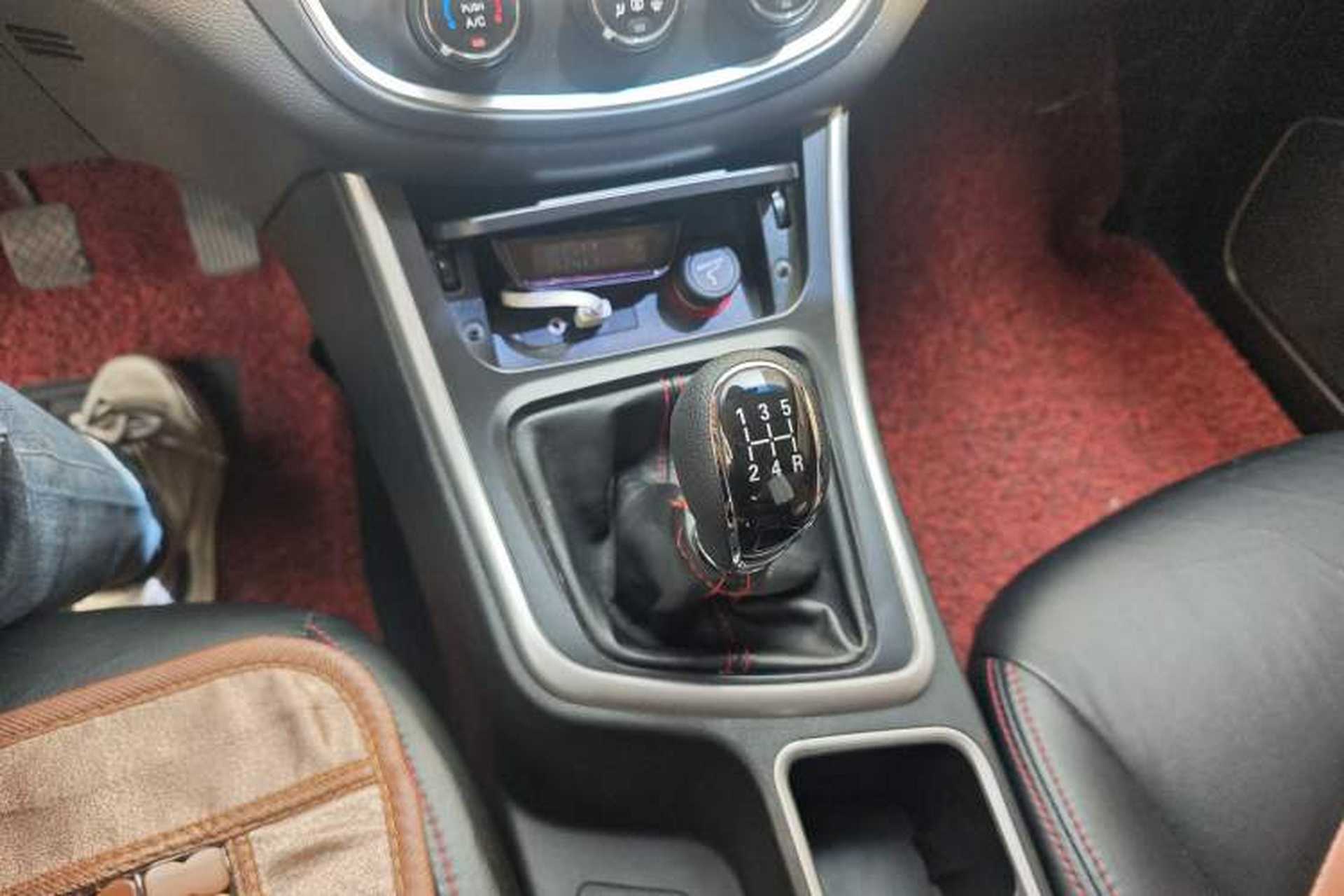 Used Baojun 560 2015 1.8L manual Comfort trim level Gear Lever