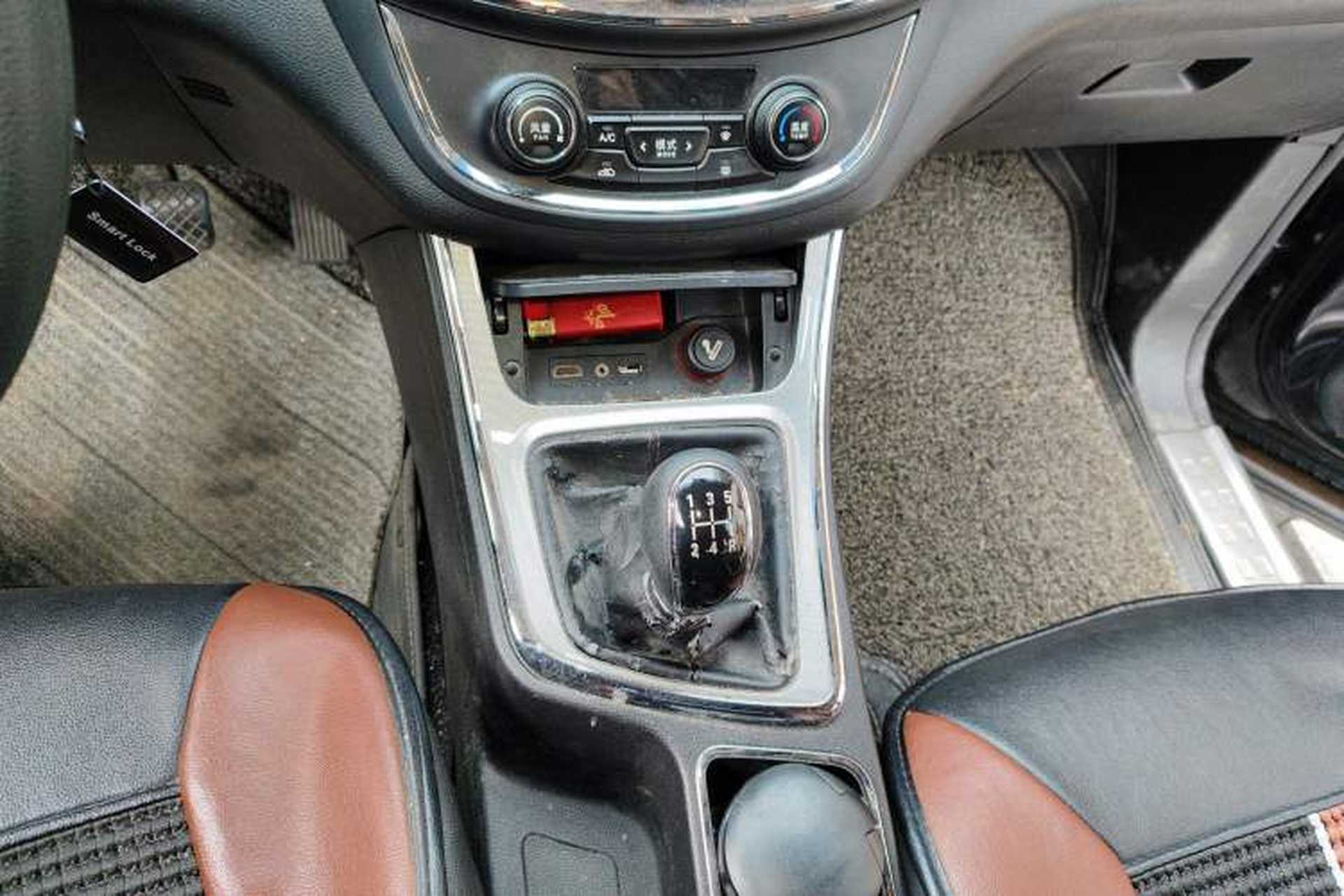 Used Baojun 560 2015 1.8L Manual Elite Edition Gear Lever