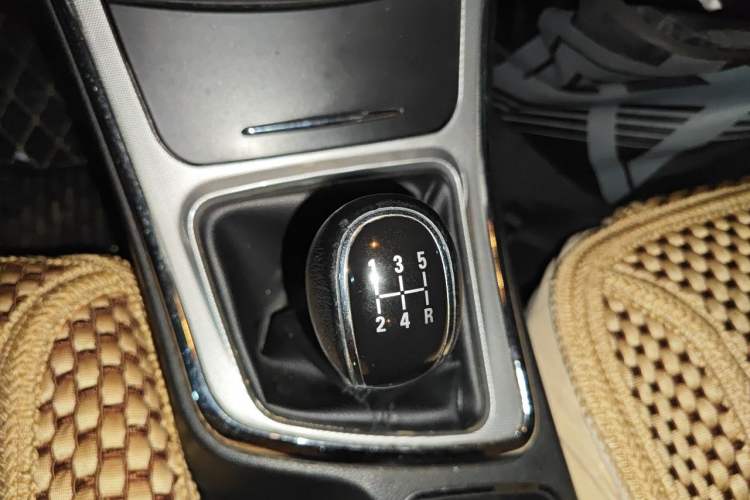 Used Baojun 560 2015 1.8L manual luxury version Gear Lever