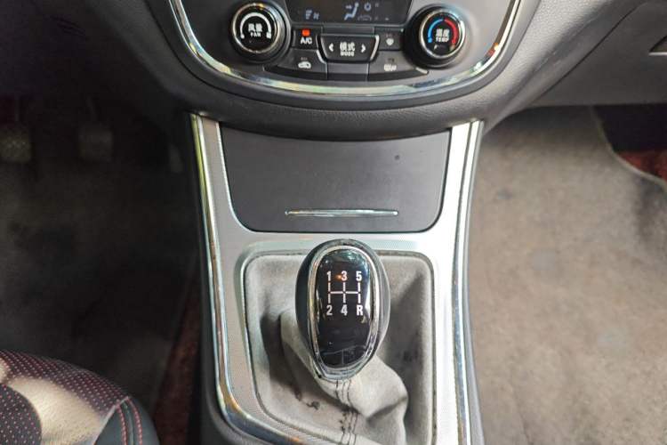 Used Baojun 560 2015 1.8L manual luxury version Gear Lever