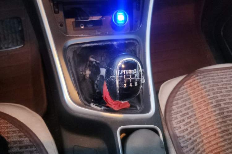 Used Baojun 560 2015 1.8L manual Comfort trim level Gear Lever
