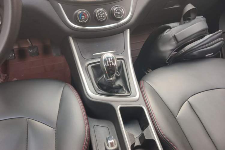 Used Baojun 560 2015 1.8L manual Comfort trim level Gear Lever