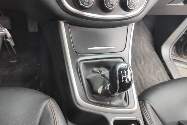 Used Baojun 560 2015 1.8L manual Comfort trim level Gear Lever