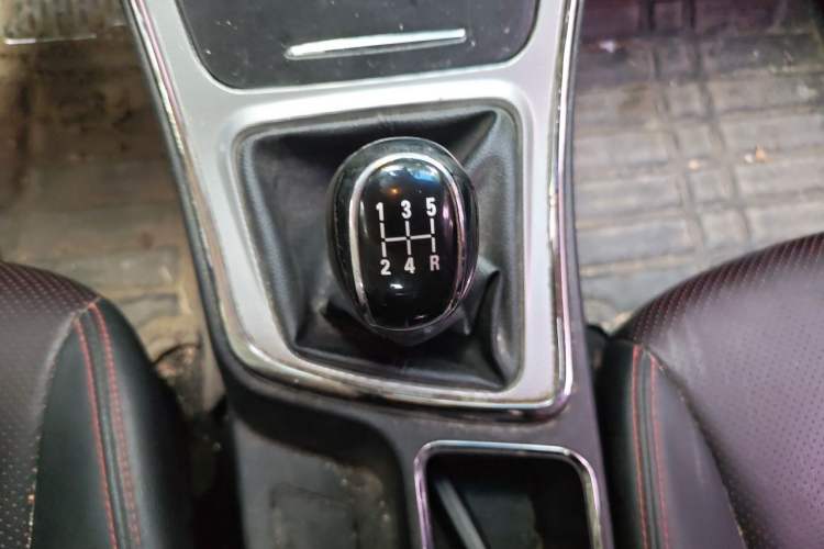 Used Baojun 560 2015 1.8L manual luxury version Gear Lever