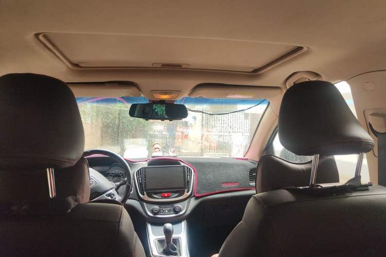 Used Baojun 560 2015 1.8L manual luxury version Headliner