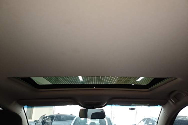 Used Baojun 560 2015 1.8L manual luxury version Headliner