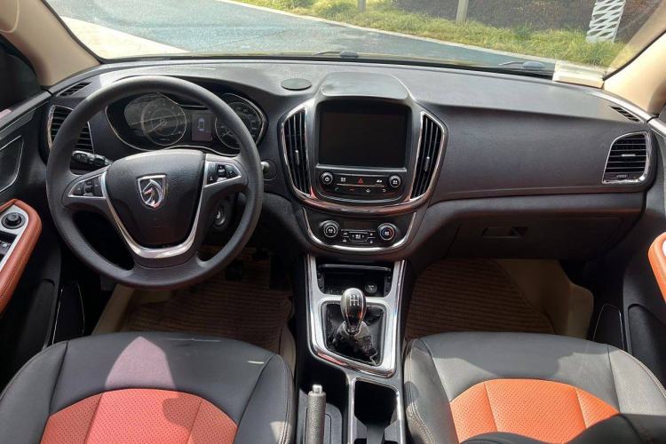 Used Baojun 560 2015 1.8L Manual Elite Edition Interior 1