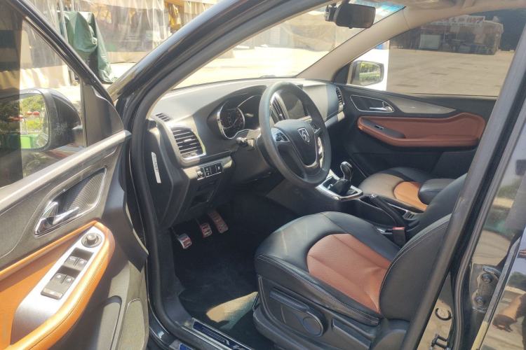 Used Baojun 560 2015 1.8L Manual Elite Edition Interior 2