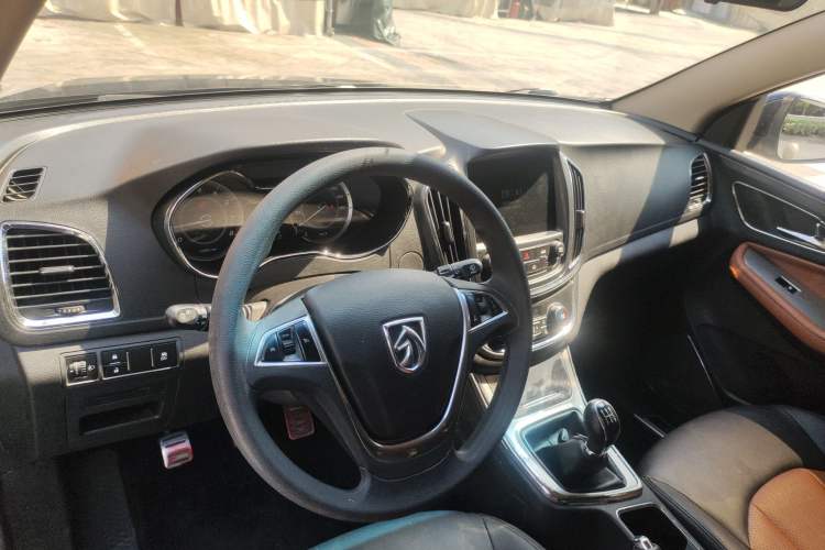 Used Baojun 560 2015 1.8L Manual Elite Edition Interior 3