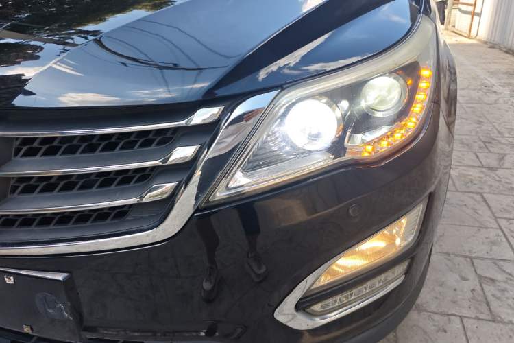 Used Baojun 560 2015 1.8L manual luxury version Left Front Headlight