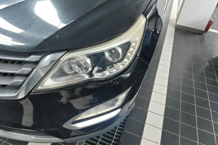 Used Baojun 560 2015 1.8L manual luxury version Left Front Headlight