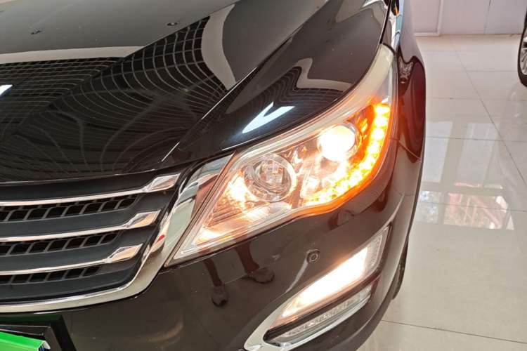 Used Baojun 560 2015 1.8L manual luxury version Left Front Headlight