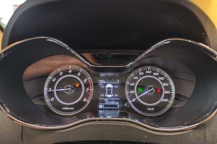 Used Baojun 560 2015 1.8L manual luxury version Odometer Close Up