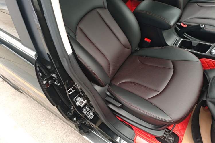Used Baojun 560 2015 1.8L manual luxury version Right Front Seat