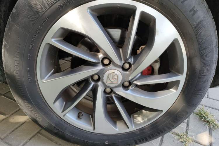 Used Baojun 560 2015 1.8L manual luxury version Right Front Wheel Hub