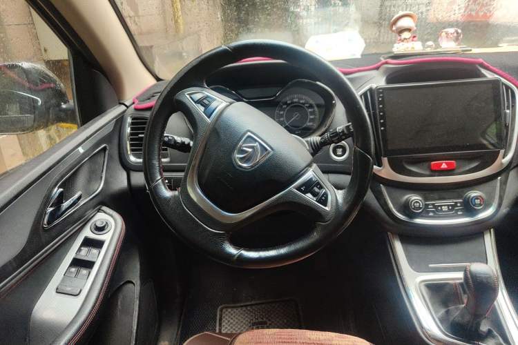 Used Baojun 560 2015 1.8L manual luxury version Steering Wheel