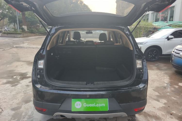 Used Baojun 560 2015 1.8L manual Comfort trim level Trunk