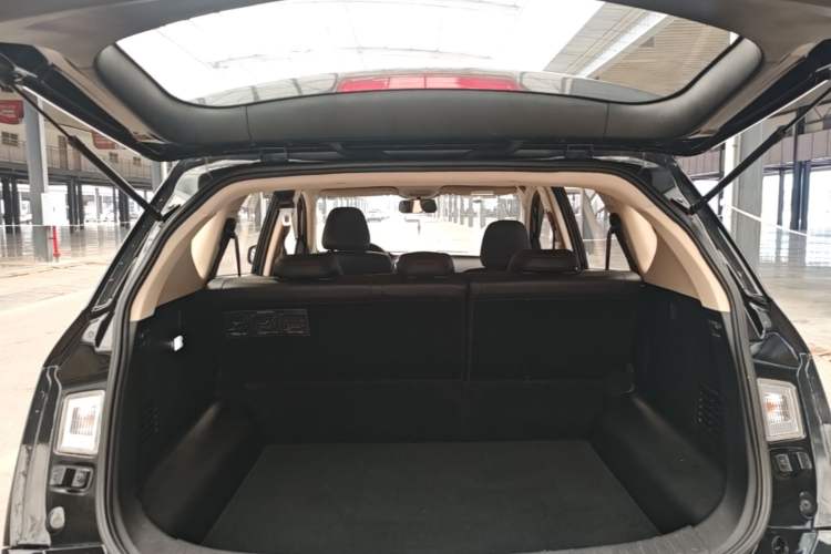Used Baojun 560 2015 1.8L manual luxury version Trunk