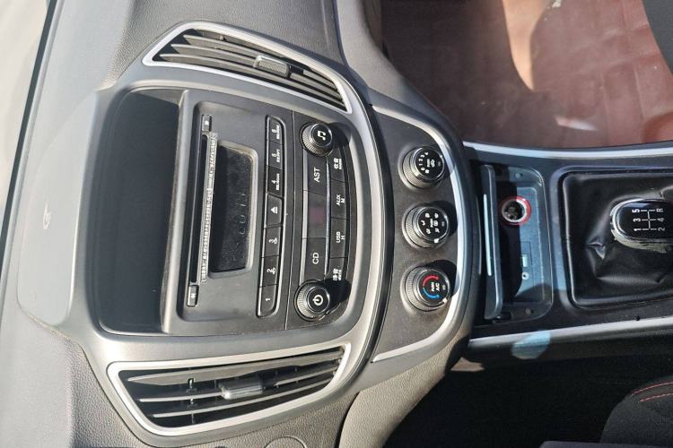 Used Baojun 560 2015 1.8L manual Comfort trim level Audio And AC Panel