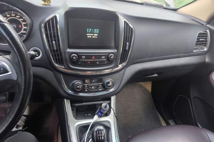 Used Baojun 560 2015 1.8L manual luxury version Audio And AC Panel