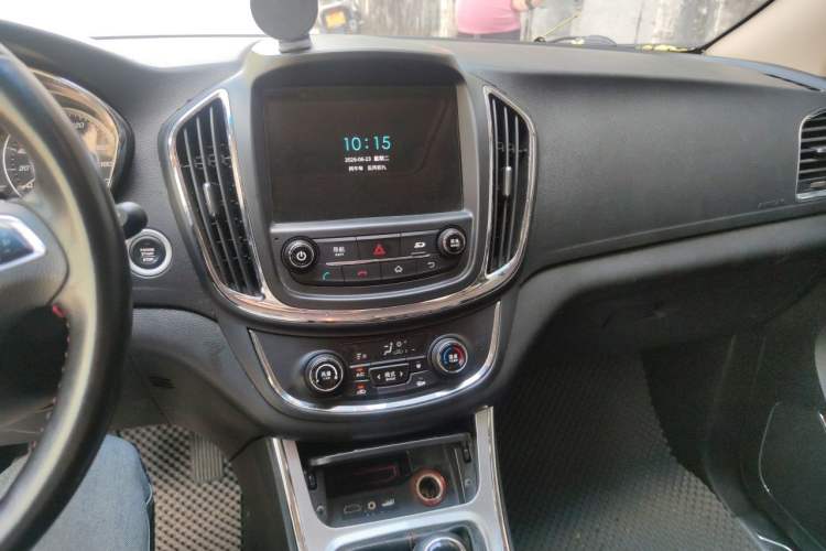 Used Baojun 560 2015 1.8L manual luxury version Audio And AC Panel
