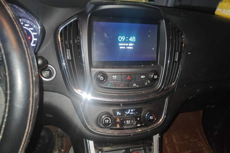 Used Baojun 560 2015 1.8L manual luxury version Audio And AC Panel