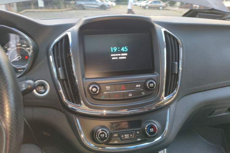 Used Baojun 560 2015 1.8L manual luxury version Audio And AC Panel
