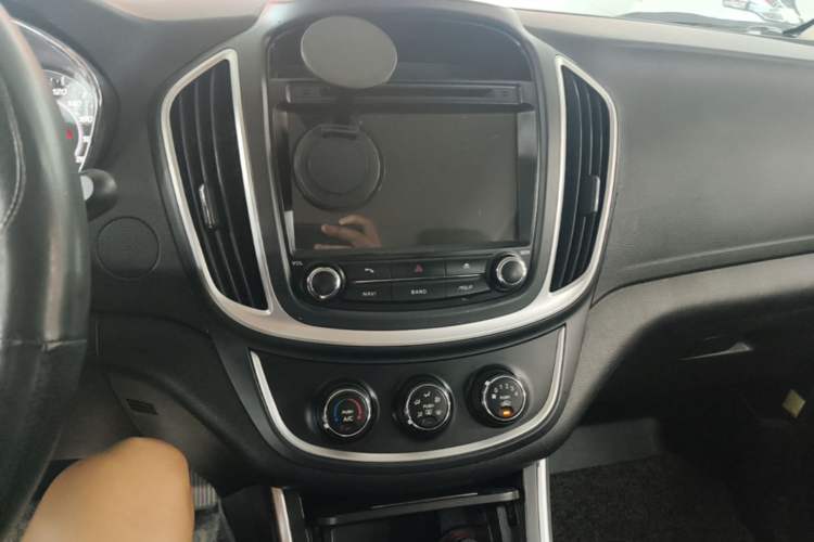 Used Baojun 560 2015 1.8L manual Comfort trim level Audio And AC Panel