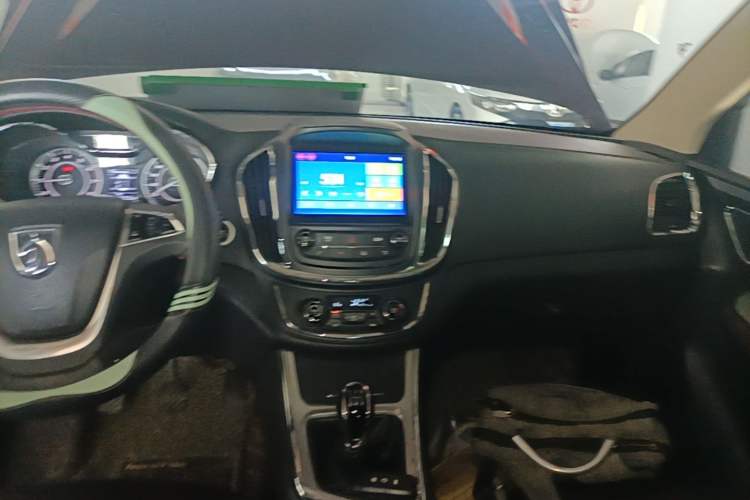 Used Baojun 560 2015 1.8L manual luxury version Audio And AC Panel