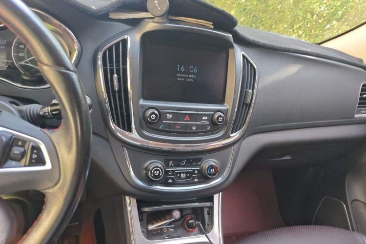 Used Baojun 560 2015 1.8L manual luxury version Audio And AC Panel
