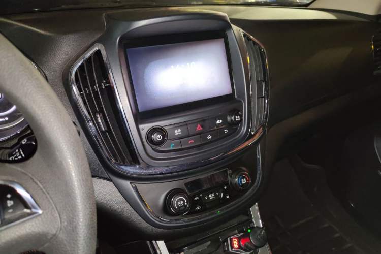 Used Baojun 560 2015 1.8L Manual Elite Edition Audio And AC Panel