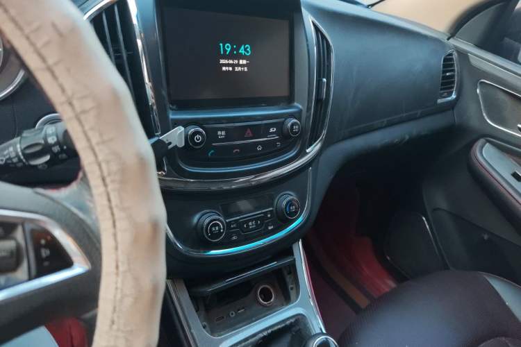 Used Baojun 560 2015 1.8L manual luxury version Audio And AC Panel
