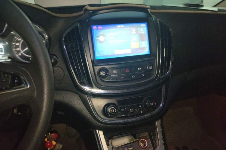 Used Baojun 560 2015 1.8L Manual Elite Edition Audio And AC Panel
