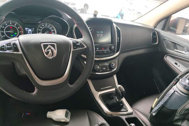 Used Baojun 560 2015 1.8L manual luxury version Center Console